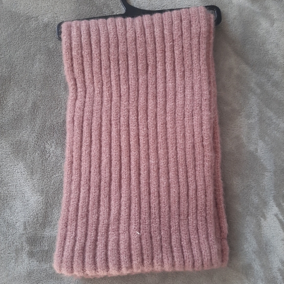 Pink set infinite scarf and beanie hat with faux pearls - Picture 4 of 5